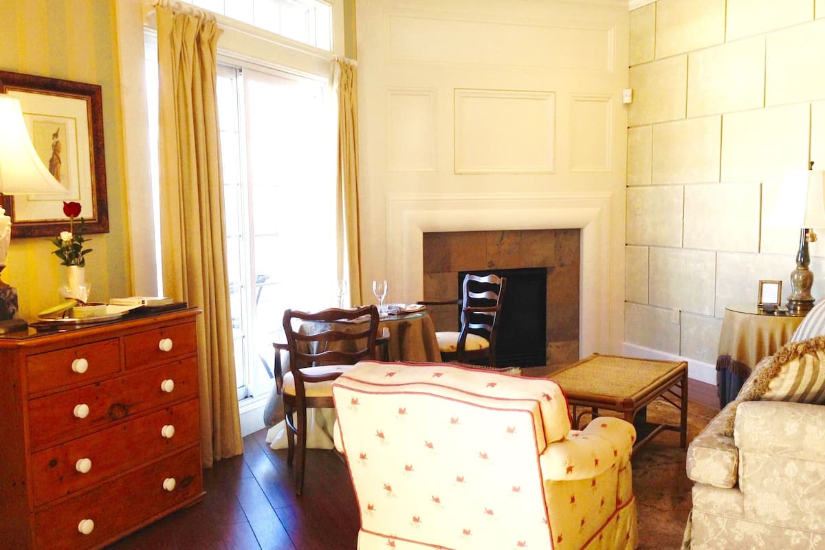 1 bedroom, Egyptian cotton sheets, premium bedding, down comforters