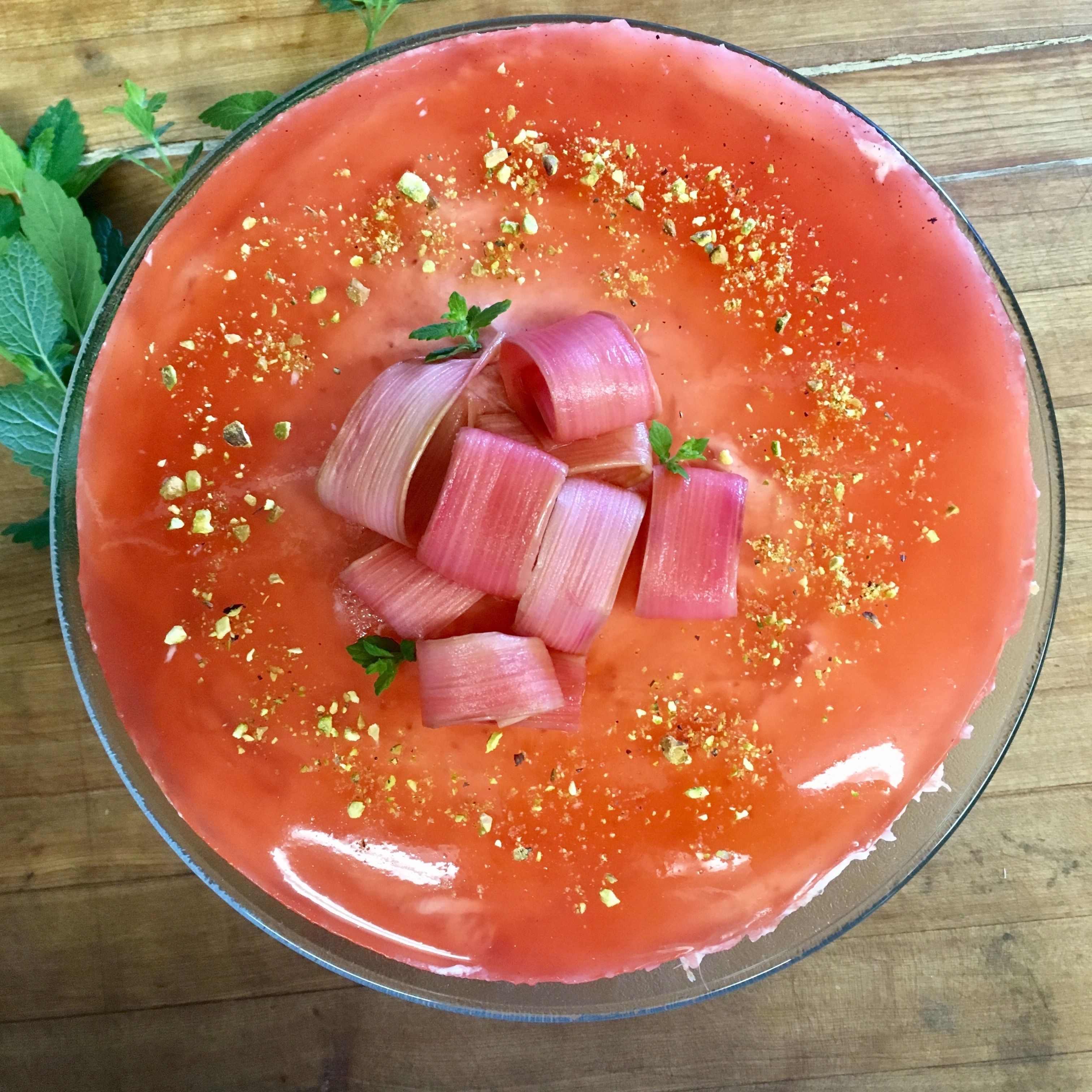Un grand bol en verre rempli d’un smoothie rouge, garni d’oignons rouges hachés et de feuilles de menthe.