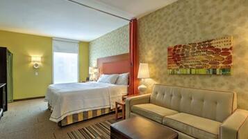 Studio-suite - 1 kingsize-seng | Allergivenligt sengetøj, mørklægningsgardiner, strygejern/strygebræt