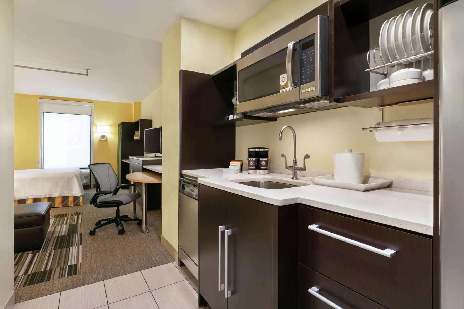 Private kitchen | Full-sized fridge, microwave, dishwasher, coffee/tea maker