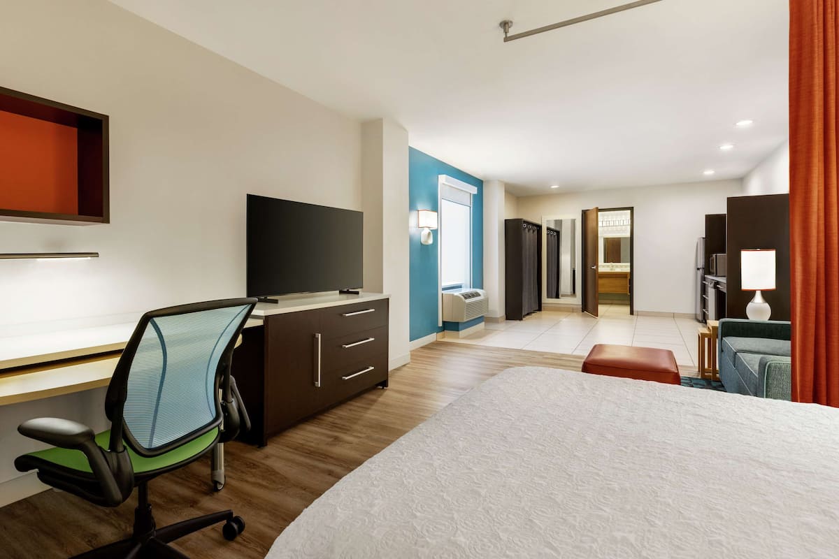 Studio Suite, 1 Queen Bed, Accessible, Non Smoking (Hearing) | Hypo-allergenic bedding, in-room safe, laptop workspace