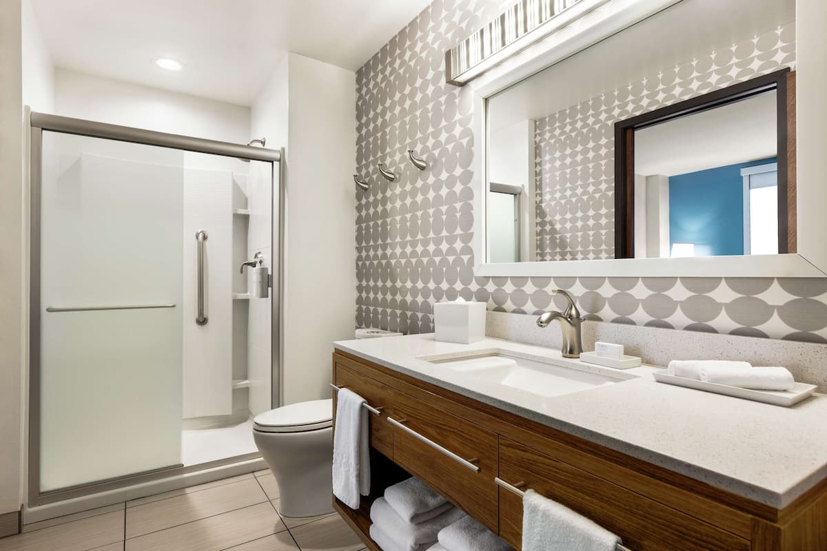 suite, 1 bedroom, non smoking | bathroom shower