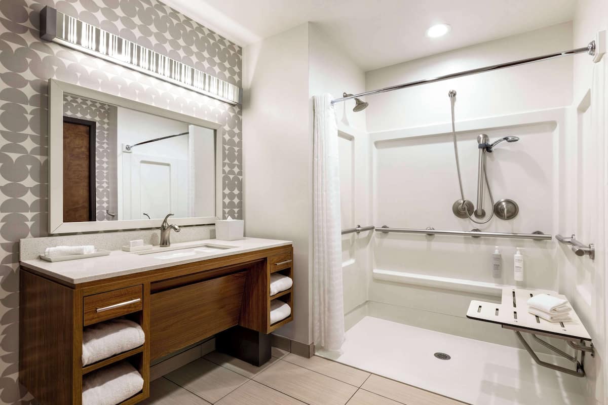 Kostenlose Toilettenartikel, Haartrockner, Bademäntel, Handtücher