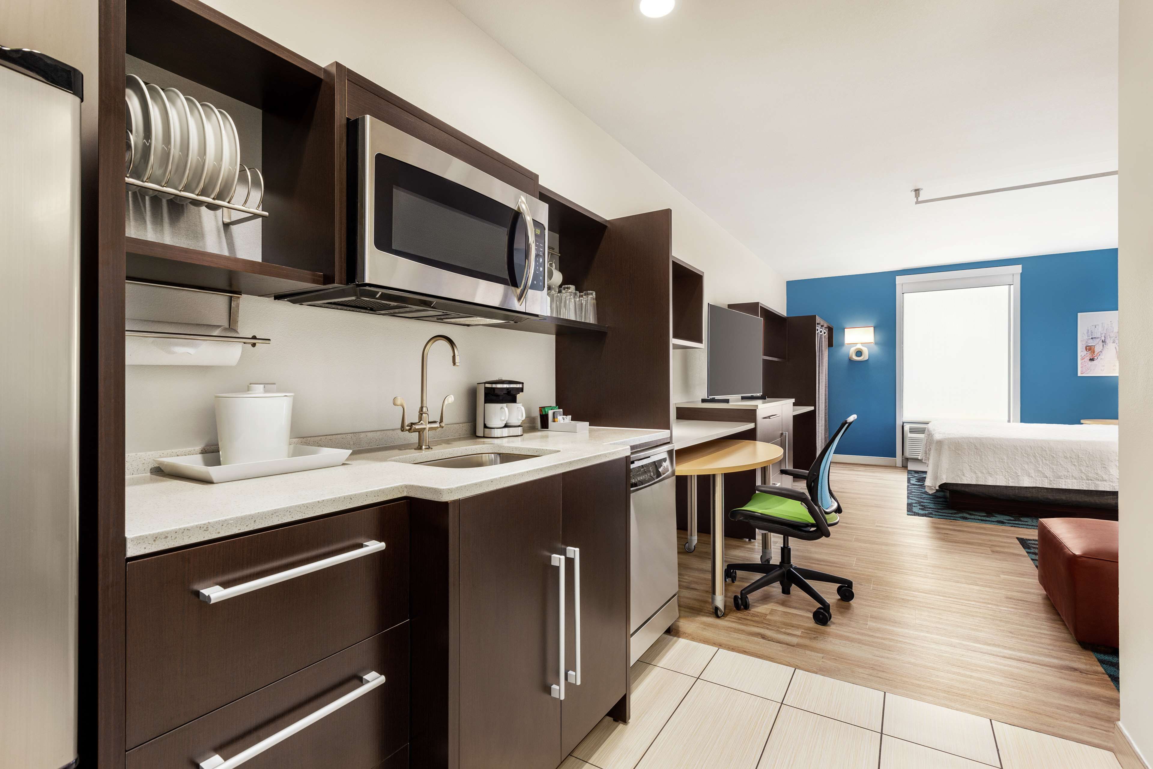 studio suite, 1 king bed, non smoking | hypo-allergenic bedding, in-room safe, laptop workspace