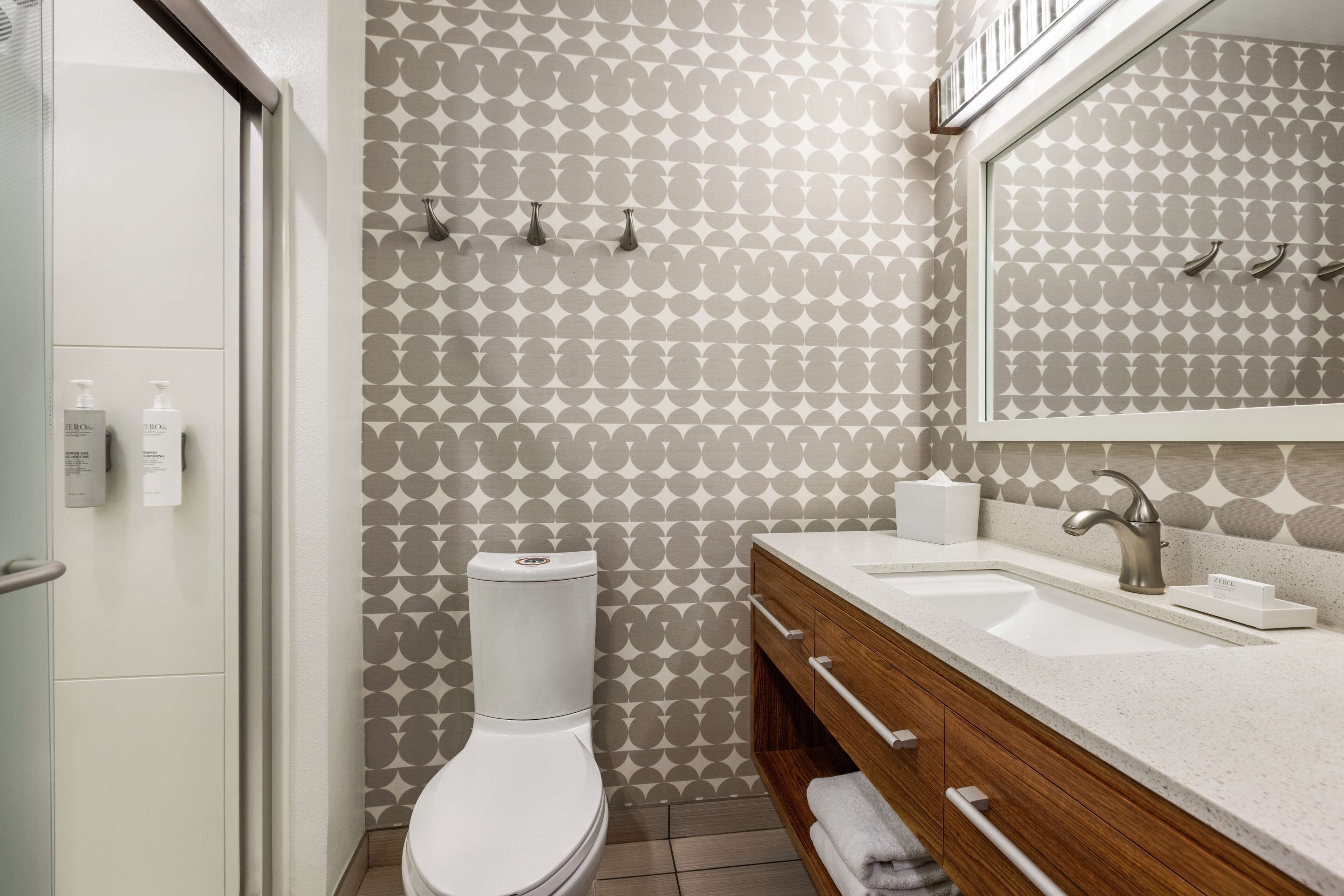 studio, 1 queen bed, non smoking | bathroom shower