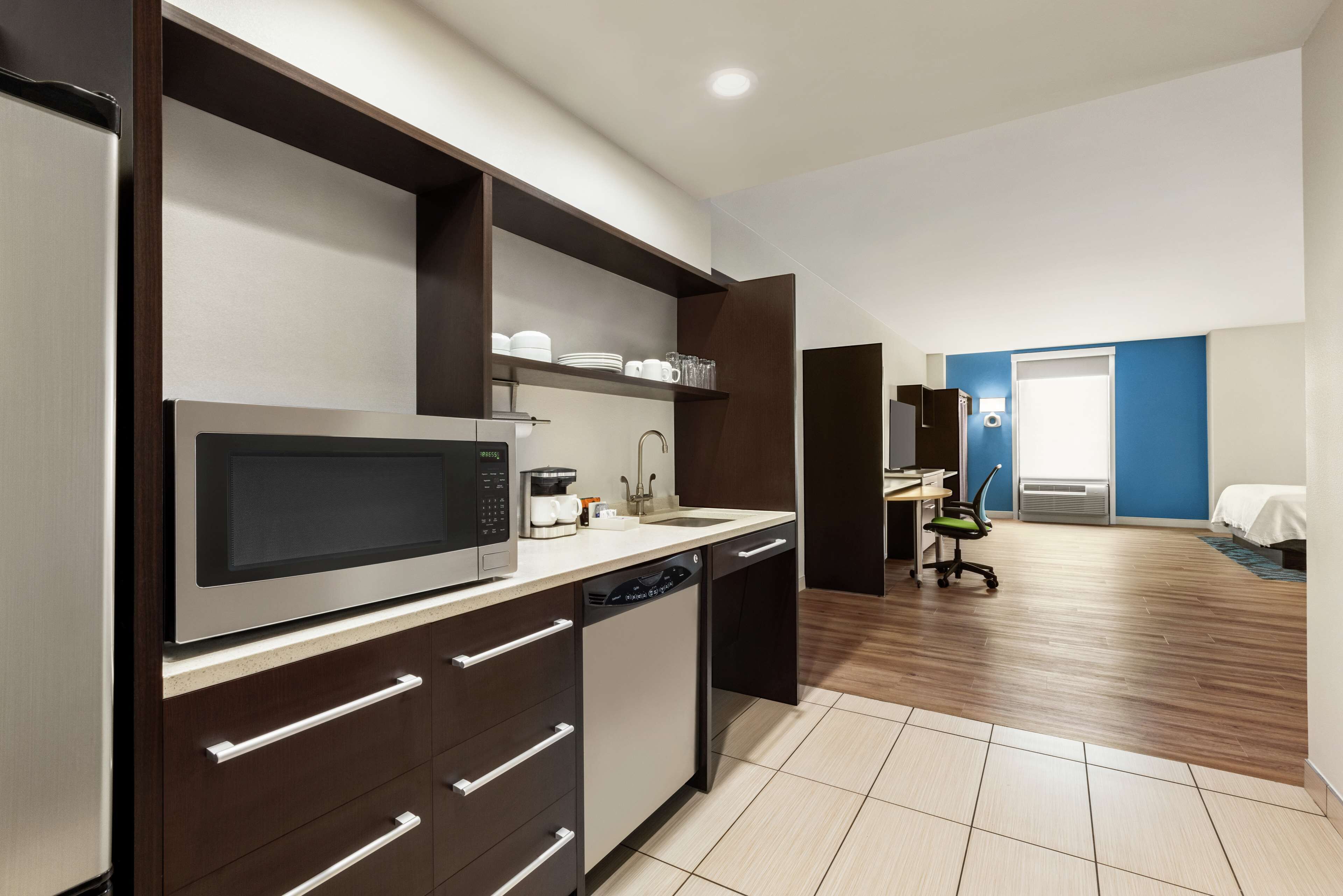 suite, 1 king bed, accessible, non smoking | hypo-allergenic bedding, in-room safe, laptop workspace