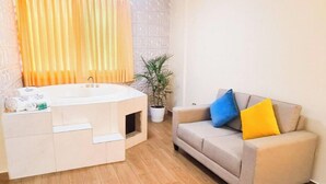 Superior Suite | Minibar, WiFi (free), bed sheets - Acuario Hotel & Suites (Santiago de Surco)
