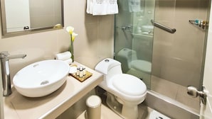 Standard Single Room | Bathroom | Shower, rainfall showerhead, free toiletries, hair dryer (on request) - Acuario Hotel & Suites (Santiago de Surco)