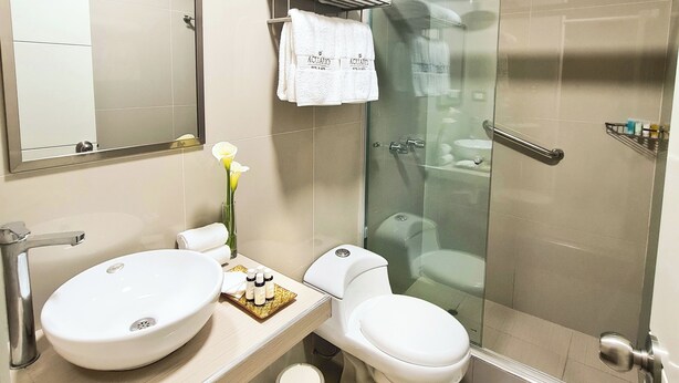 Standard Single Room | Bathroom | Shower, rainfall showerhead, free toiletries, hair dryer (on request) - Acuario Hotel & Suites (Santiago de Surco)