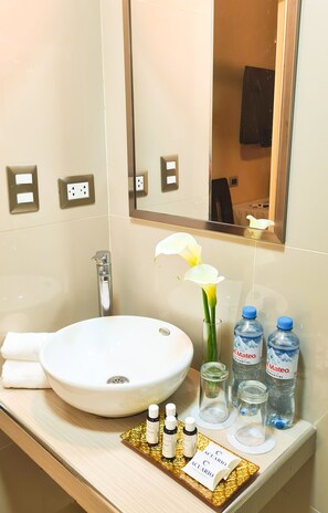 Twin Room | Bathroom | Shower, rainfall showerhead, free toiletries, hair dryer