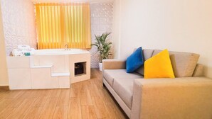 Superior Suite | Minibar, WiFi (free), bed sheets - Acuario Hotel & Suites (Santiago de Surco)