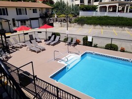 Una piscina al aire libre de temporada