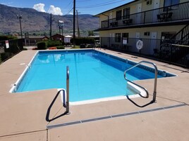 Una piscina al aire libre de temporada
