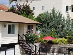 Property grounds - Osoyoos Lakeview Inn & Suites (Osoyoos)