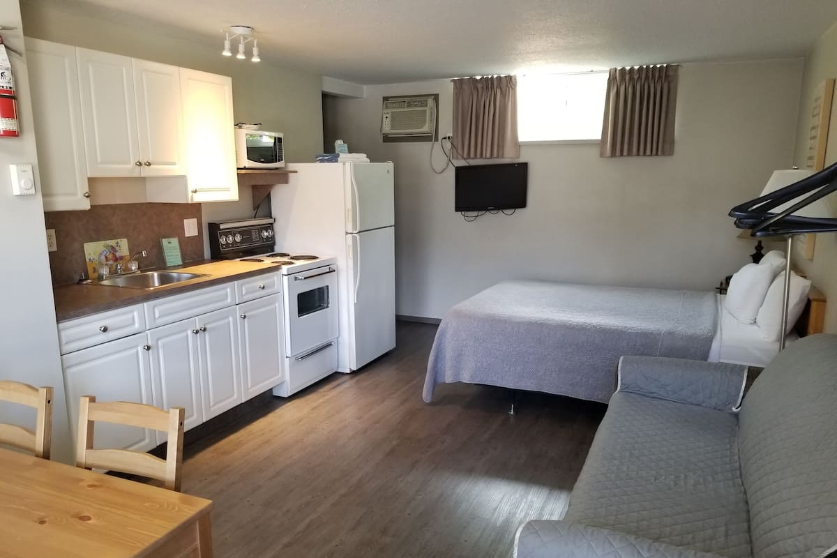 Suite, 1 habitación, cocina | Área de sala de estar | Televisión de 32 pulgadas con canales por cable