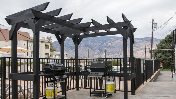 Ein überdachter Grillbereich mit Blick auf Berge im Hintergrund.