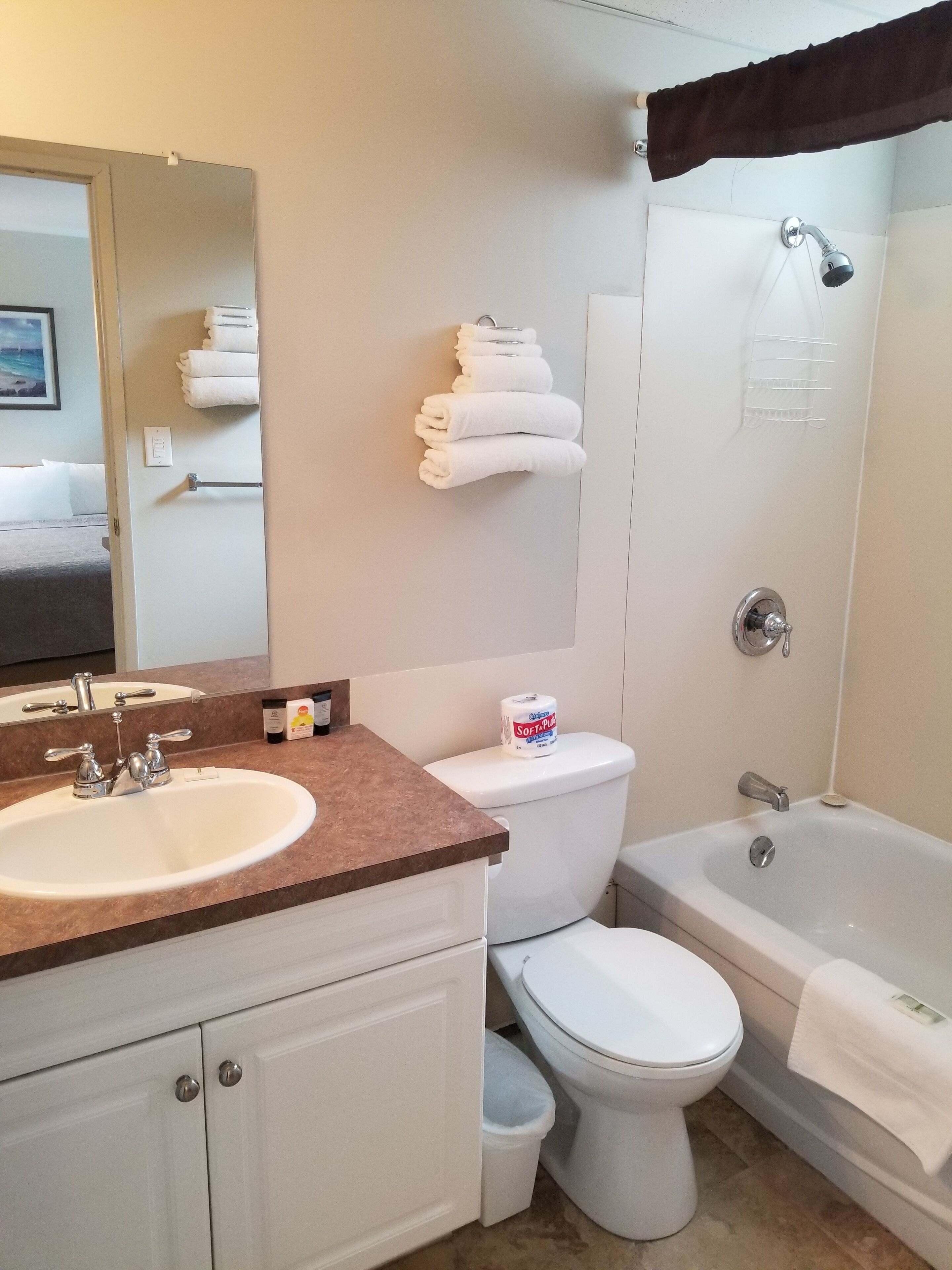 Chambre, 2 grands lits (No Kitchen) | Salle de bain