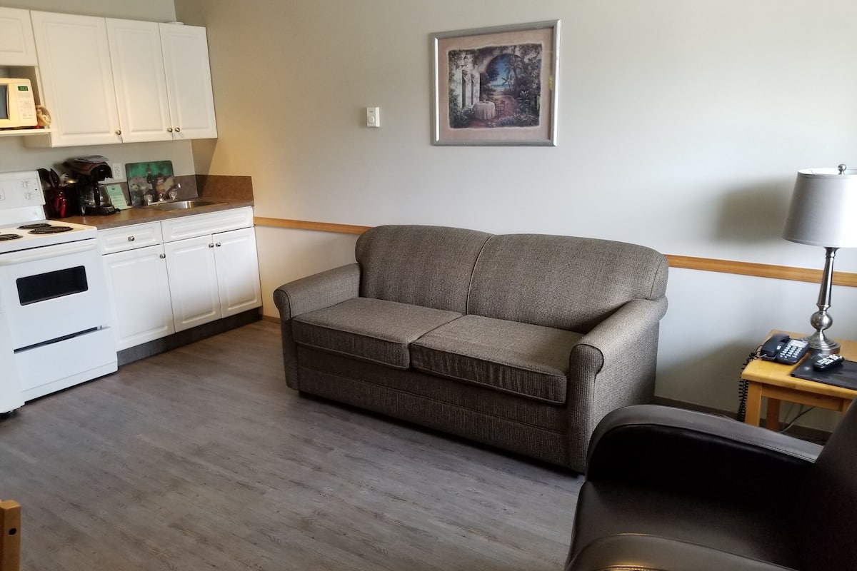 Suite, 2 habitaciones, cocina | Área de sala de estar | Televisión de 32 pulgadas con canales por cable