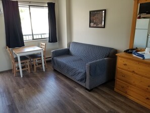 Quarto superior, 1 cama King, cozinha | Wi-Fi de cortesia, roupa de cama