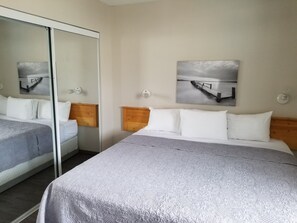 King 1 Bedroom Suite with Kitchen | Free WiFi, bed sheets - Osoyoos Lakeview Inn & Suites (Osoyoos)