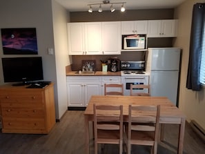 King 1 Bedroom Suite with Kitchen | Private kitchen | Fridge, microwave, coffee/tea maker, dining tables - Osoyoos Lakeview Inn & Suites (Osoyoos)