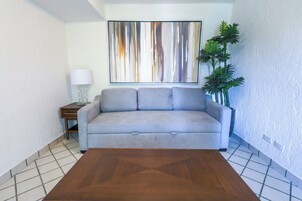 Chambre Double Tradition, 2 grands lits | Coin séjour | Télévision