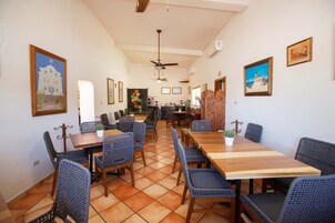 Petit déjeuner et déjeuner servis sur place, restauration en plein air 