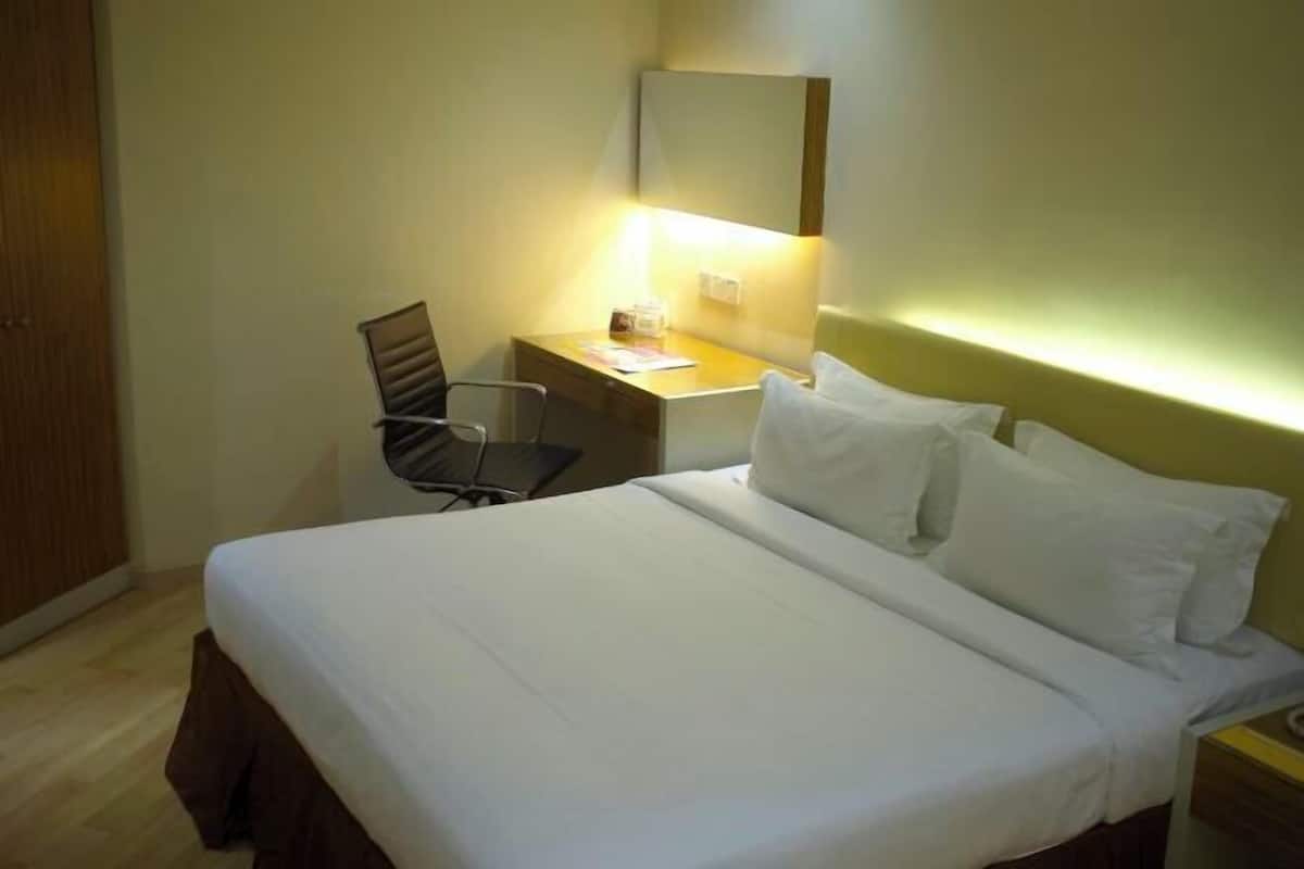 Biancheria da letto ipoallergenica, cassaforte in camera, una scrivania