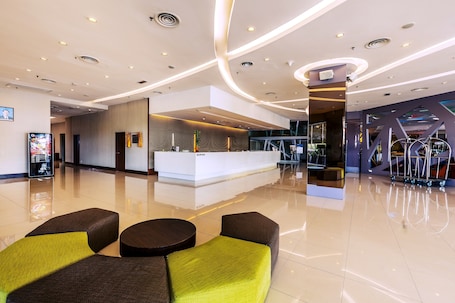 Sala de estar en el lobby. Ixora Hotel