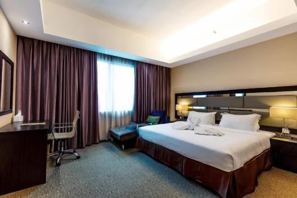 Biancheria da letto ipoallergenica, cassaforte in camera, una scrivania