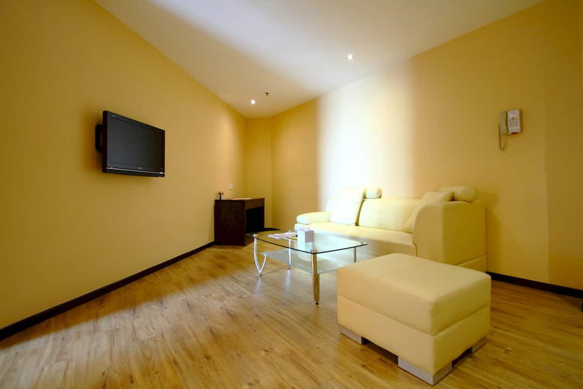 suite, 2 bedrooms | hypo-allergenic bedding, in-room safe, desk, laptop workspace