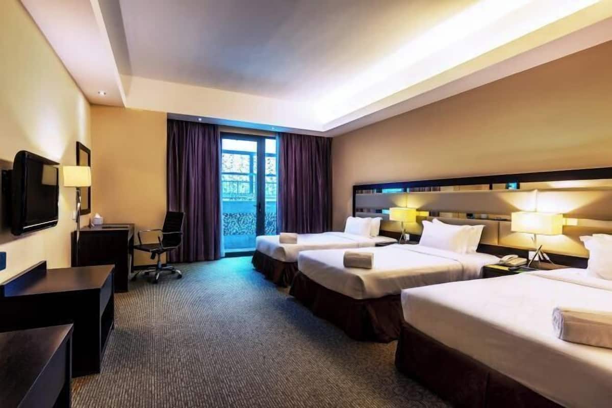 Biancheria da letto ipoallergenica, cassaforte in camera, una scrivania