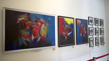 Una composición de varios cuadros con pinturas abstractas.