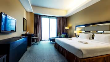 Pool Access King | Hypo-allergenic bedding, in-room safe, desk, laptop workspace