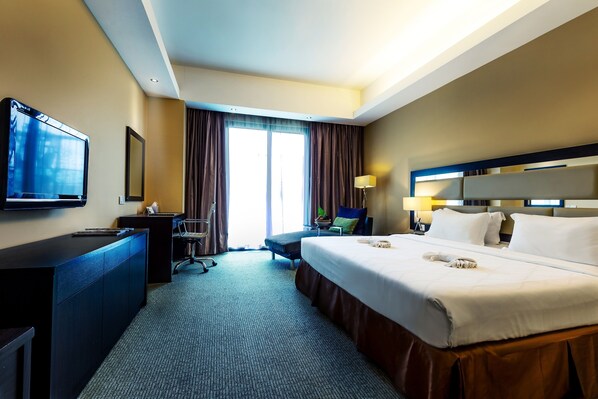 Habitación, acceso a la piscina (King) | Ropa de cama hipoalergénica, caja fuerte, escritorio