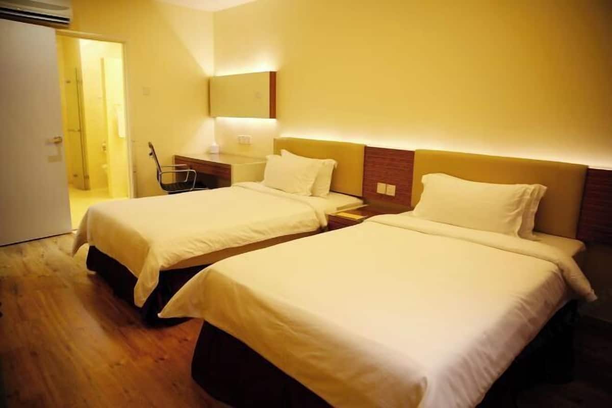 Biancheria da letto ipoallergenica, cassaforte in camera, una scrivania