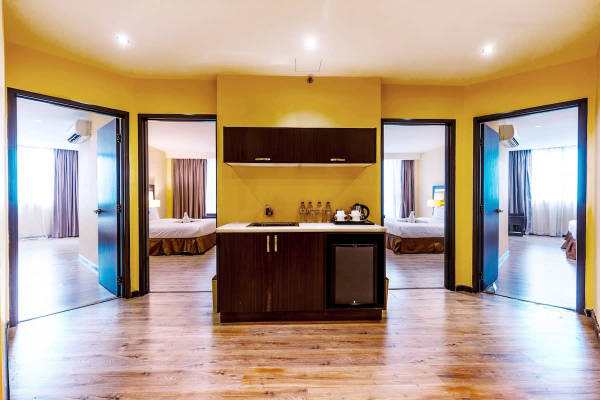 Suite, 4 camere da letto | Biancheria da letto ipoallergenica, cassaforte in camera, una scrivania