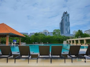 Alberca al aire libre, acceso de 09:00 a 21:00, y camastros