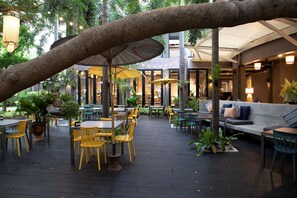 Se sirven desayunos, comidas, cenas y cocina tailandesa