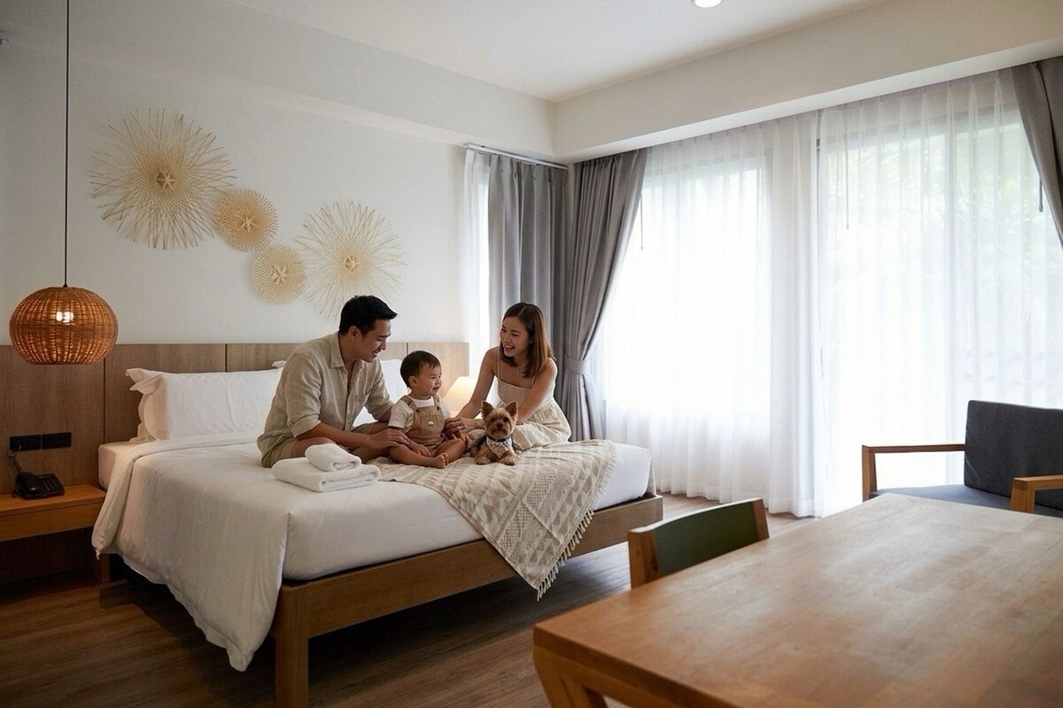 Une chambre d’hôtel avec un lit, une table en bois et un bureau.