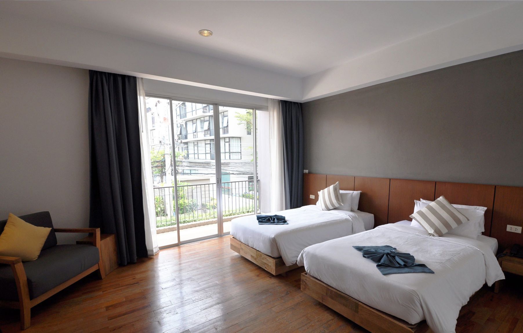 Safe på rommet, skrivebord, skrivebord for bærbar PC og lydisolert