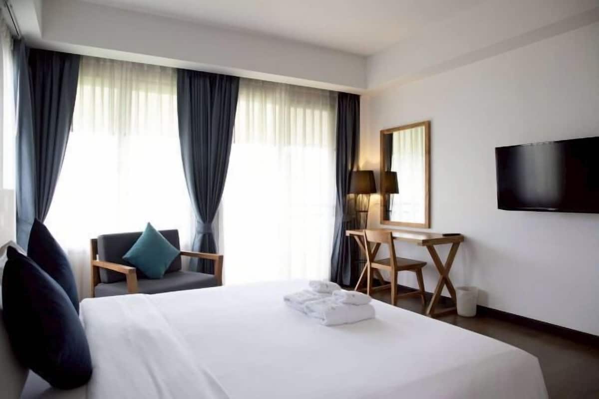 In-room safe, desk, laptop workspace, soundproofing