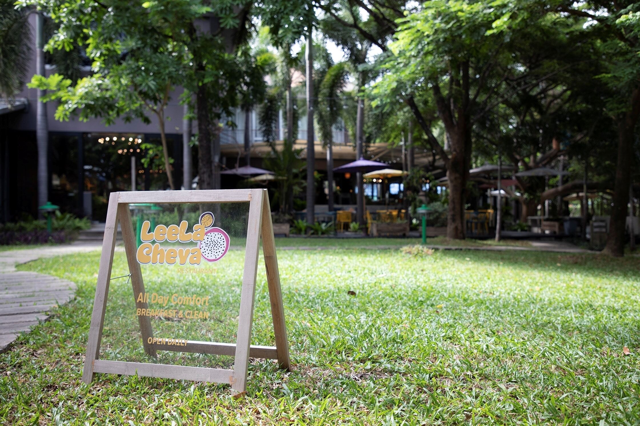 breakfast, lunch, dinner served; thai cuisine