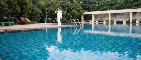 Piscina externa, funciona das 9h às 21h, espreguiçadeiras