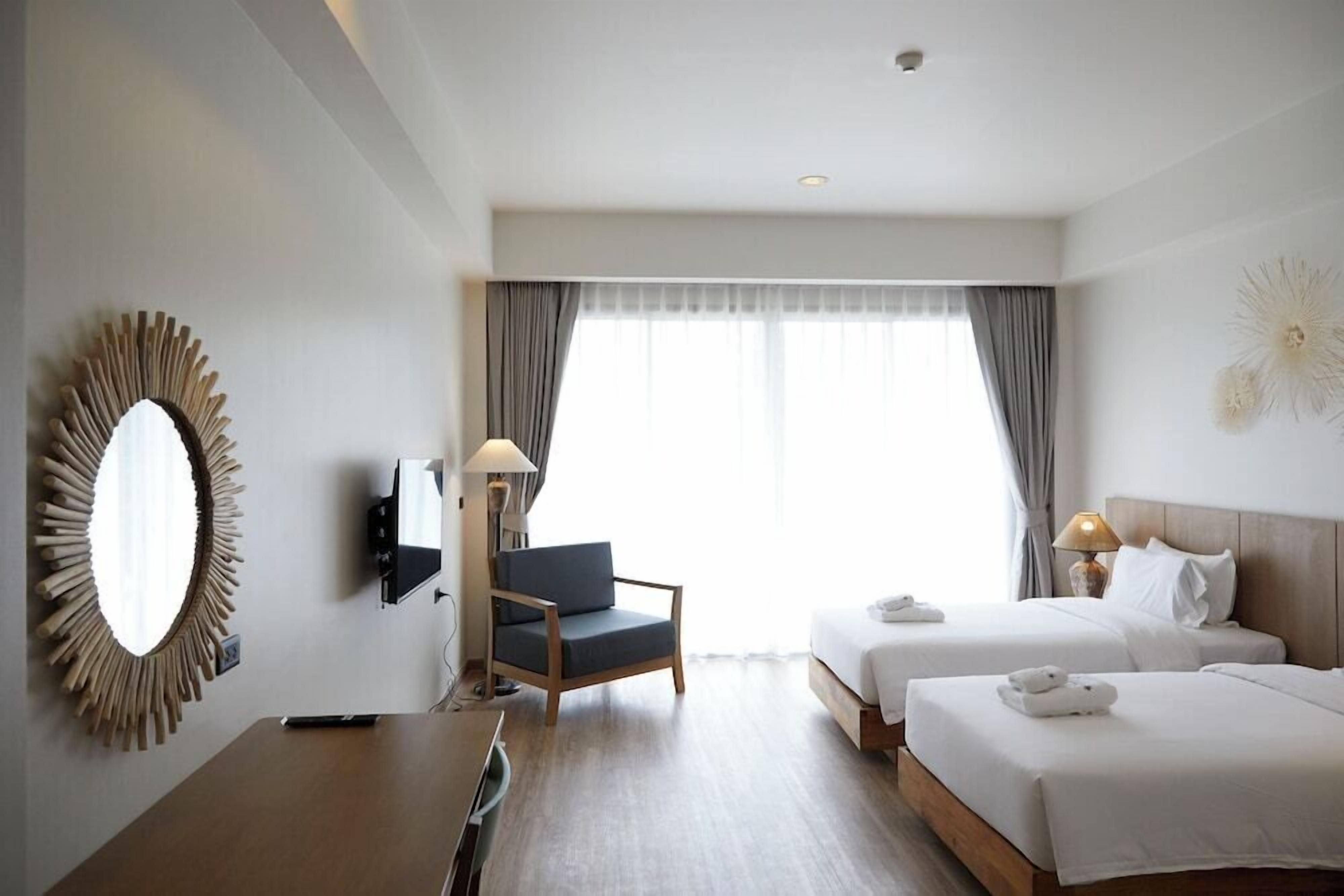 In-room safe, desk, laptop workspace, soundproofing