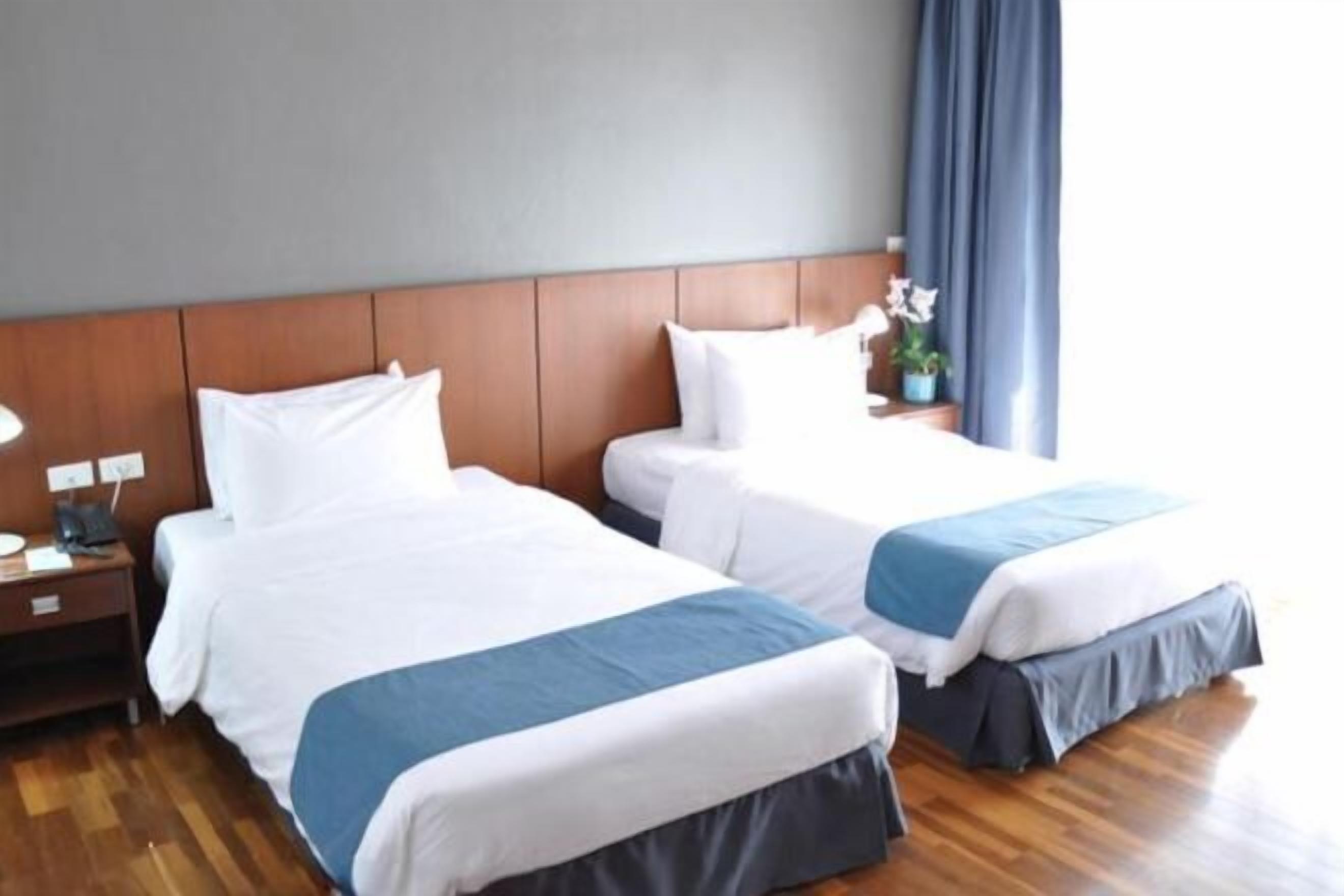 In-room safe, desk, laptop workspace, soundproofing