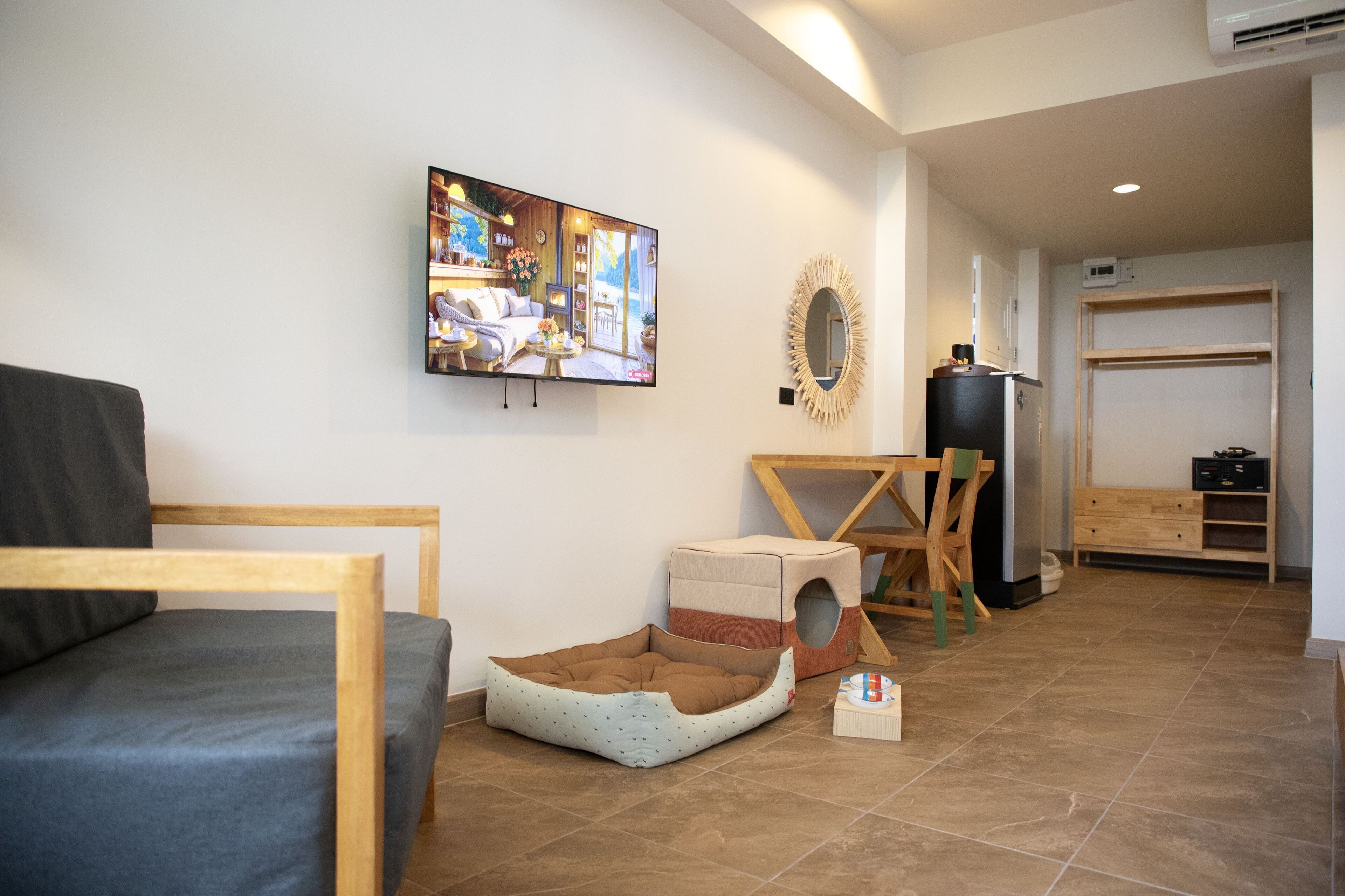 deluxe room, ground floor | 1 bedroom, in-room safe, desk, laptop workspace