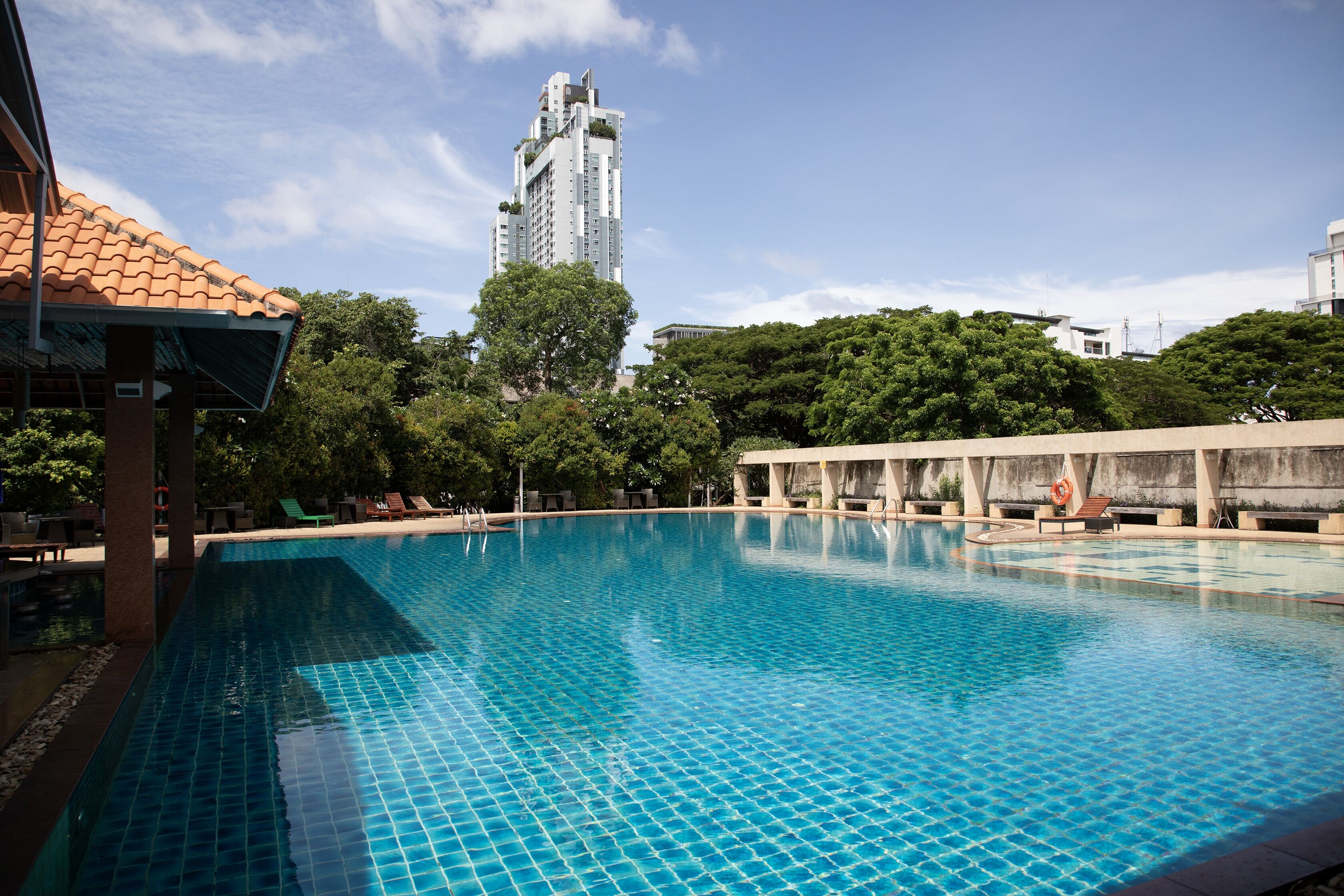 outdoor pool, open 9:00 am to 9:00 pm, pool loungers