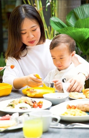 Breakfast, lunch, dinner served; Thai cuisine