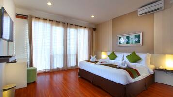 In-room safe, individually furnished, desk, iron/ironing board